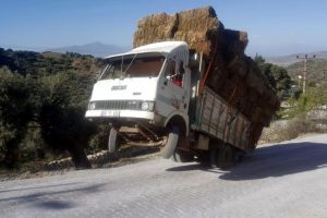 Rampa &ccedil;ıkan kamyon iki tekerlek &uuml;zerinde kaldı