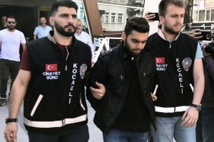 Anne ve babasını &ouml;ld&uuml;ren şahıs tutuklandı