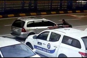 El freni &ccedil;ekilmeyen aracı durdurmak i&ccedil;in &ouml;n&uuml;ne atladı