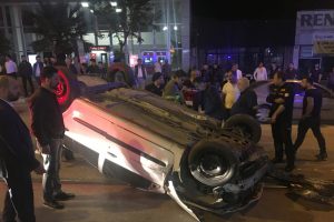 Bursa'da hız yaptı, &ouml;n&uuml;ndeki otomobile &ccedil;arpıp takla attı