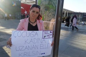 Bursa'da boşanma davası a&ccedil;masını davul d&uuml;mbelek ile kutlayan kadın, aylardır boşanamayınca eylem yaptı