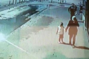 K&uuml;&ccedil;&uuml;k kızının yanında neye uğradığını şaşırdı!