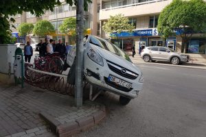 Bursa'da otomobil bisiklet parkına b&ouml;yle &ccedil;arptı