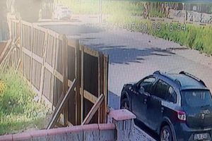 İETT otob&uuml;s&uuml;yle polis aracının &ccedil;arpışma anları kamerada