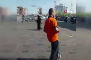 Meydanı boş bulan esnaf top oynadı
