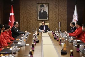 Bakan Kasapoğlu, milli karatecilerle bir araya geldi