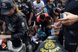 Beşiktaş'tan Taksim'e y&uuml;r&uuml;mek isteyen gruba polis m&uuml;dahale etti