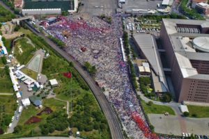 Metrelerce uzunluktaki kortej ve miting alanı havadan g&ouml;r&uuml;nt&uuml;lendi