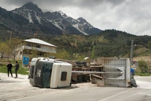 Mıcır y&uuml;kl&uuml; kamyon yan yattı!