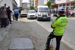 Otomobil yayaların arasına daldı: 1'i &ccedil;ocuk, 3 yaralı