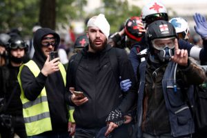Paris'te polis RİA Novosti muhabirini darp etti