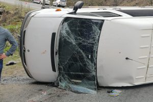 Geziye giden &ouml;ğrencileri taşıyan minib&uuml;s devrildi