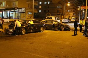 Diyarbakır'da iki otomobil &ccedil;arpıştı! &Ccedil;ok sayıda yaralı var...