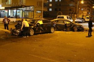İki otomobil &ccedil;arpıştı! &Ccedil;ok sayıda yaralı var
