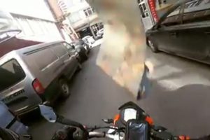 Başına halı d&uuml;şen motosikletli neye uğradığına şaşırdı