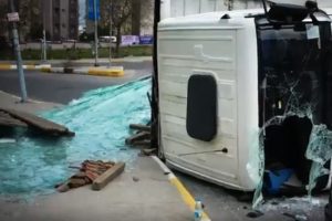 Dev camlar yola savruldu, faciadan d&ouml;n&uuml;ld&uuml;!