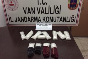 Yolcuya ait yastıkta 2 kilo 280 gram metamfetamin &ccedil;ıktı