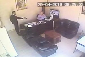 Tabancalı saldırgana yaralı halde b&ouml;yle direndi!