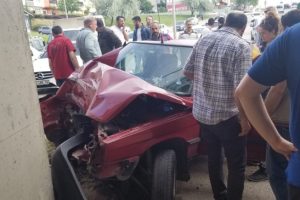 Bursa'da trafik kazasında duvara &ccedil;arpan s&uuml;r&uuml;c&uuml; yaralandı