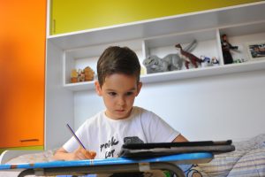 Bursalı Minik Efe, &ccedil;izdiği resimlerle ressamlara taş &ccedil;ıkartıyor