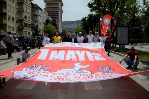 Bursa'da 1 Mayıs'ta binlerce kişi y&uuml;r&uuml;d&uuml;