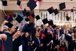 Anadolu &Uuml;niversitesi Lefkoşa Kamp&uuml;s&uuml;'nde mezuniyet coşkusu
