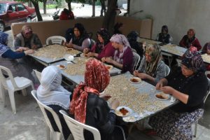 Ramazan lezzetlerini imece usul&uuml; hazırlıyorlar