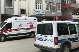 Tartıştığı eşini, kızının yanında &ouml;ld&uuml;rd&uuml;!