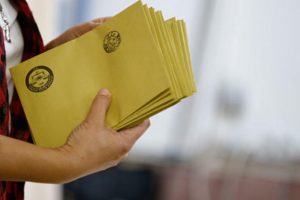 AK Parti, KHK ile ihra&ccedil; edilenlerin sandıklarda g&ouml;revlendirildiğini belirtti