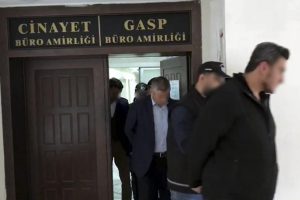 50 bin lira r&uuml;şvet alırken su&ccedil;&uuml;st&uuml; yakalandı!