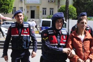 Uyuşturucudan tutuklanan kadın, 2 &ccedil;ocuğuyla cezaevine girdi