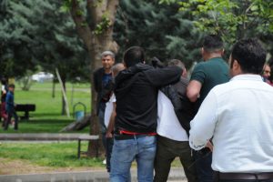Diyarbakır'da izinsiz oturma eylemine 3 g&ouml;zaltı