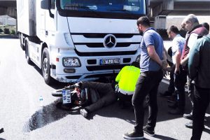 TIR &ccedil;arpan motosiklet s&uuml;r&uuml;klendi; kasklı s&uuml;r&uuml;c&uuml; hafif yaralandı