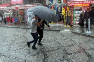 Aniden gelen dolu ve yağmur vatandaşları hazırlıksız yakaladı!