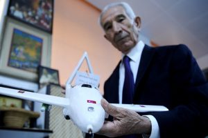 Emekli &ouml;ğretmen milli tank ve helikopterlerin maketini yapıyor