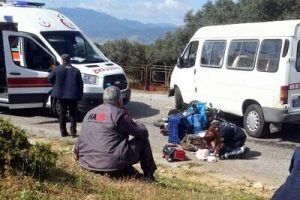 Minib&uuml;s ile &ccedil;arpışan kasksız motosikletli can verdi!