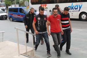 Uyuşturucu tacirleri polisten ka&ccedil;amadı