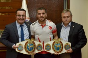 Bursa Mustafakemalpaşa Belediye Başkanı Kanar'dan şampiyon sporcuya tebrik