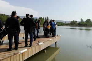 G&ouml;le atlamak isterken polis yakaladı