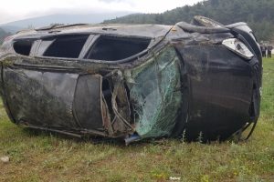 Yağış nedeniyle kayganlaşan yolda cip taklalar attı: 4 yaralı