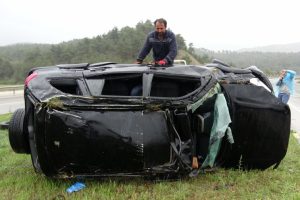 Karab&uuml;k'te yağmur kazalara yol a&ccedil;tı: 11 yaralı