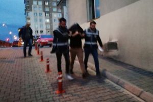 'Dur' ihtarına uymayan ve polis aracını sıkıştıran şahıs yakalandı