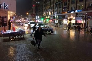Vanlılar yağmura hazırlıksız yakalandı
