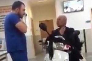 Motosikletiyle hastaneye muayene olmaya girdi