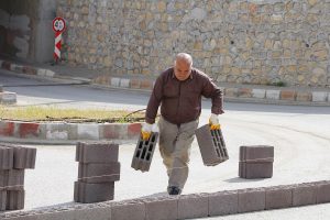 'Tapulu malım' dediği alt ge&ccedil;idi trafiğe kapattı