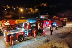 Yangında mahsur kalan 2 aylık bebeği komşular kurtardı