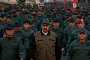 Maduro'dan askerlerle g&ouml;vde g&ouml;sterisi