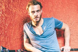 Kerem B&uuml;rsin Netflix ile g&ouml;r&uuml;şecek