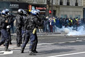 Sarı yeleklilerin eylemlerinde polis şiddetinin bilan&ccedil;osu