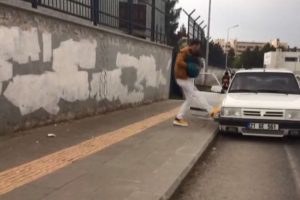 Eşi ve &ccedil;ocuğuna yolda şiddet uyguladı